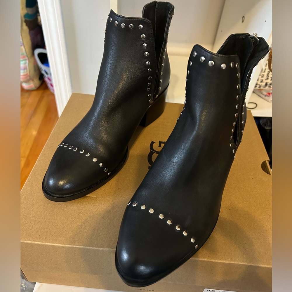 Almost new Steve Madden Black Booties Leather Size 9!